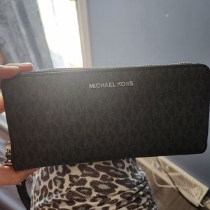 Michael kors wristlet